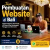 Seorang pria tersenyum bekerja dengan laptop mempromosikan jasa pembuatan website SEO di Bali